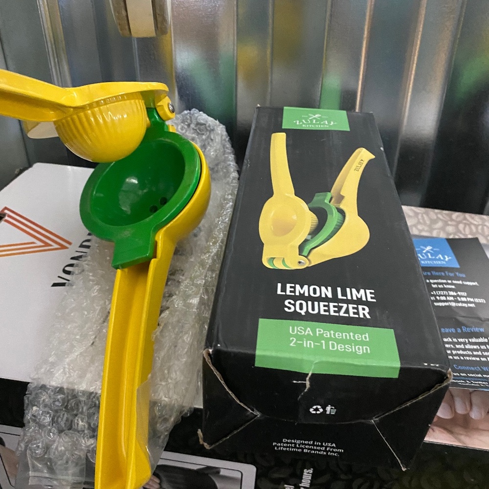 Lemon Squeezer | Citrus Juicer with Built-In Container